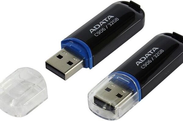 ADATA USB memorija 32GB C906 u crnoj boji, minimalističkog dizajna