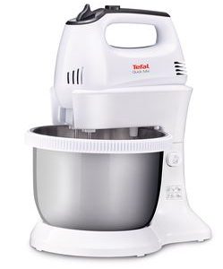 Tefal mikser HT312138 sa metalnim metlicama i posudom na kuhinjskom stolu