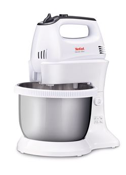 Tefal mikser HT312138 sa metalnim metlicama i posudom na kuhinjskom stolu