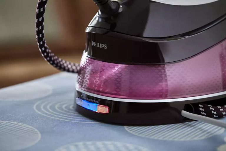 Plava Philips GC7842/40 parna stanica sa rezervoarom za vodu i dugmetom za vertikalno peglanje