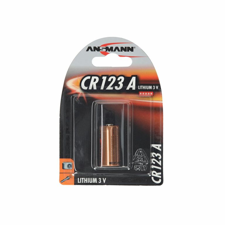 AN CR123A 3V Lithium baterija na beloj pozadini
