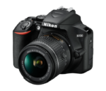 Nikon D3500 DSLR fotoaparat sa AF-P 18-55VR objektivom, crne boje, prikazan sa objektivom i kaišem