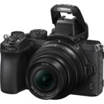 Fotoaparat NIKON Z50 KIT sa objektivom 16-50VR, prikazan sa svim dodacima u originalnom pakovanju.