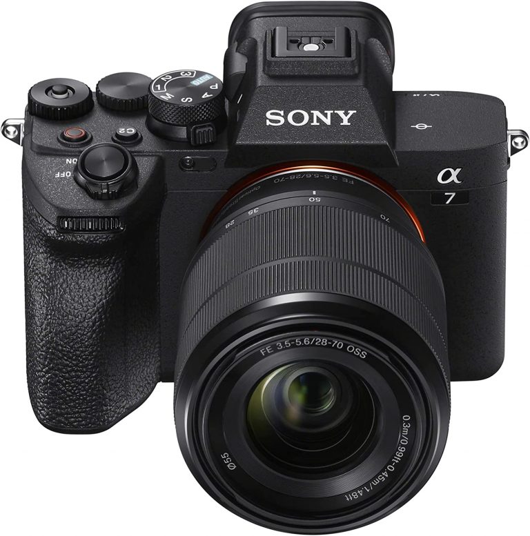 Sony Alpha a7 IV KIT kamera sa 28-70mm objektivom, prikazana sa svim dodacima