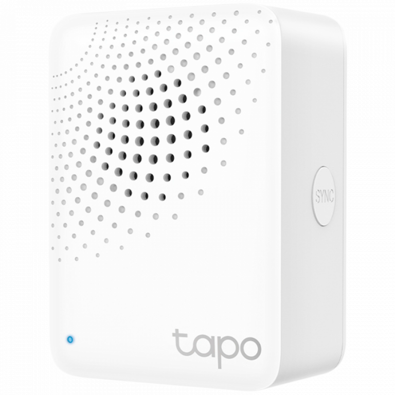TP-Link Tapo H100 Smart IoT Hub sa zvoncem, bele boje, priključen na utičnicu sa LED indikatorima