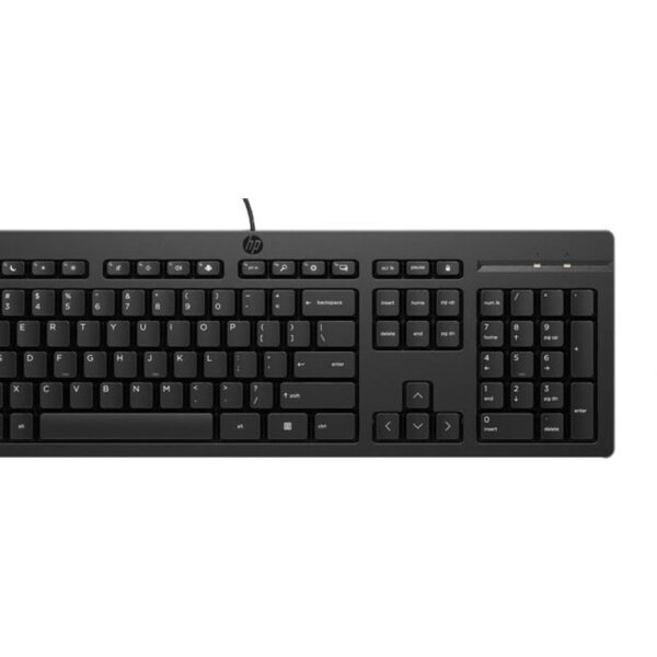 HP 225 Wired Mouse i tastatura na beloj podlozi