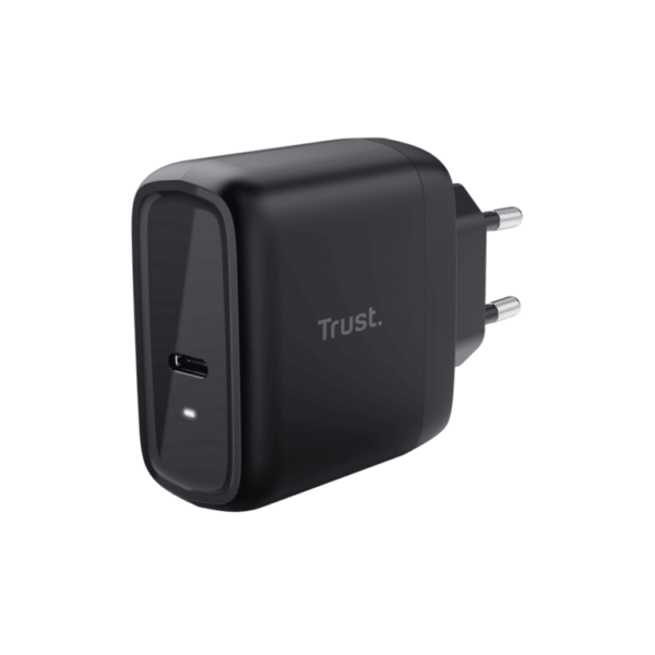 Trust 65W USB-C punjač sa belim kablom na crnoj podlozi