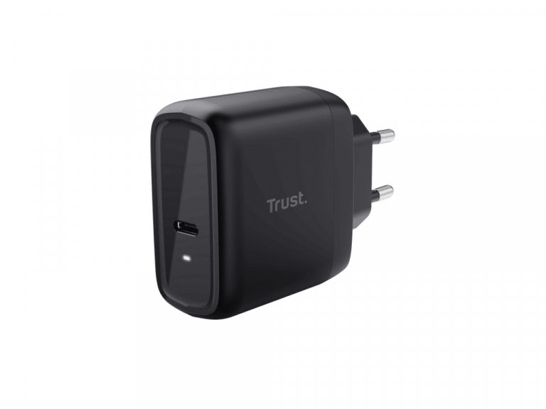 Trust 65W USB-C punjač sa belim kablom na crnoj podlozi
