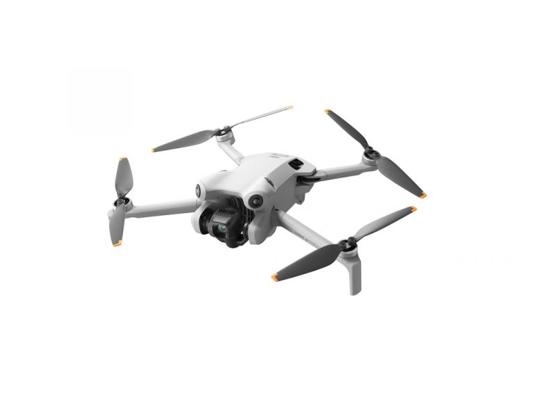 DJI Mini 4 Pro FMC dron sa daljinskim upravljačem DJI RC 2, prikazan u letu