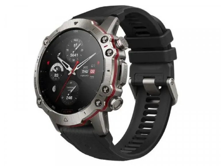 Amazfit Falcon GPS sat u crnoj boji sa titanijumskim kućištem i safirnim staklom