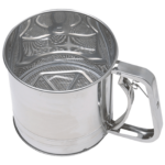 Zilan sito za brašno od nehrđajućeg čelika na beloj podlozi