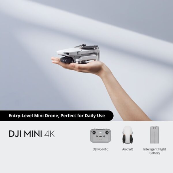 DJI Mini 4K dron sa daljinskim upravljačem na beloj pozadini