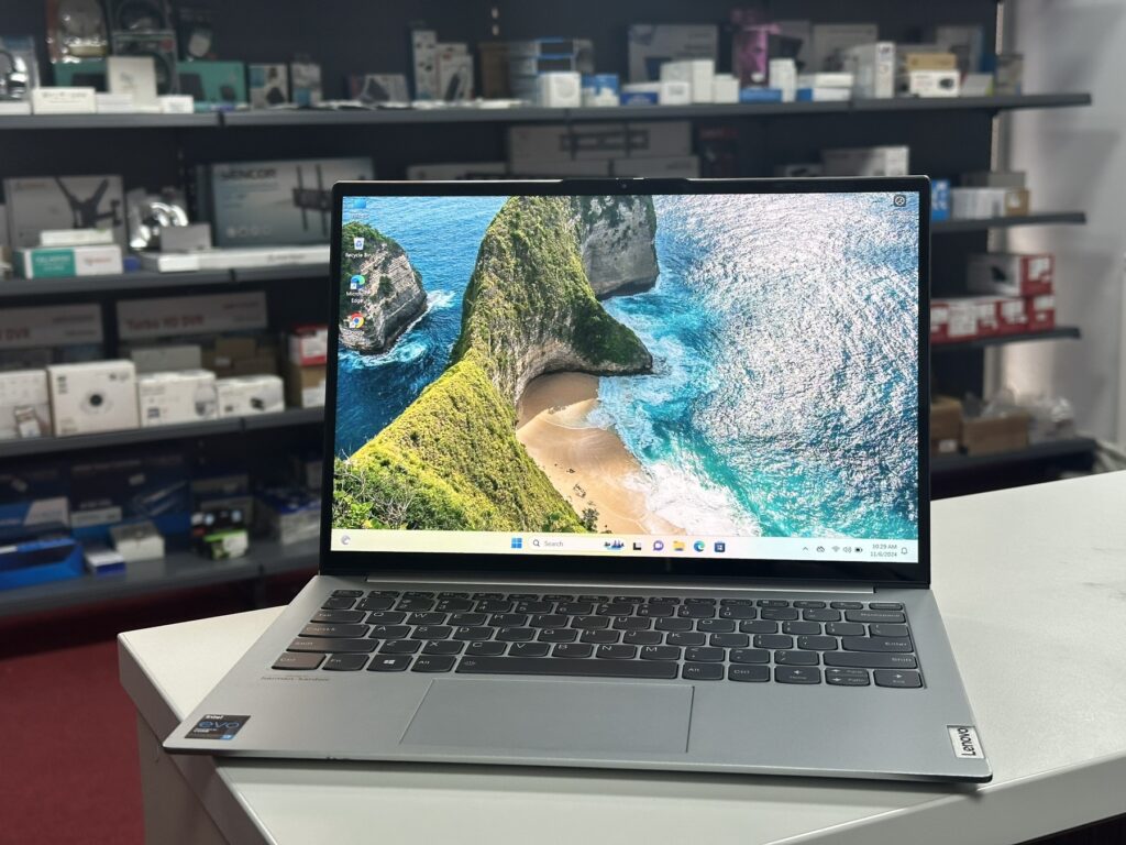 Lenovo ThinkBook 13x ITG laptop sa touch ekranom i tanak dizajn
