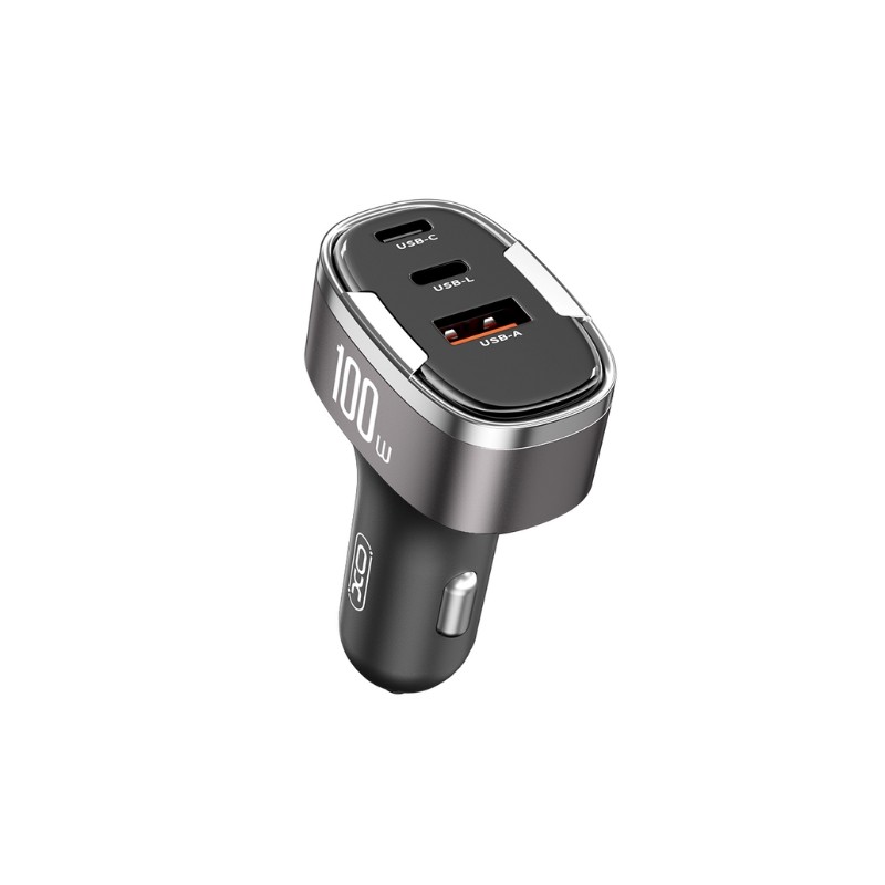 XO CC61 auto punjač sa dva Type-C i jednim USB portom, crne boje, prikazan u automobilu