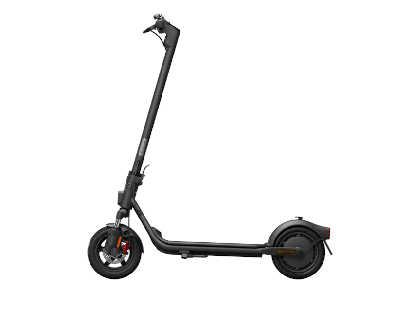 Segway KickScooter E2 II14+ električni romobil sa crnim gumama i modernim dizajnom