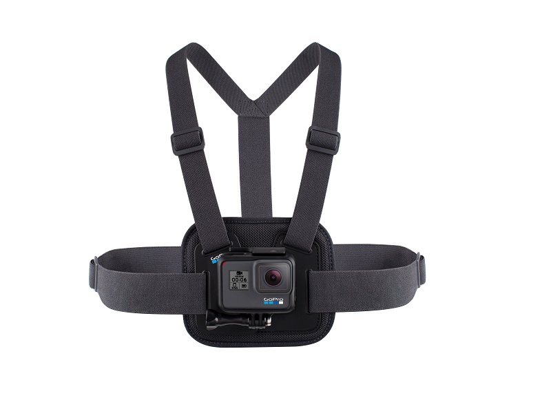 GoPro Chesty grudni nosač za kameru, prikazan na osobi tokom aktivnosti