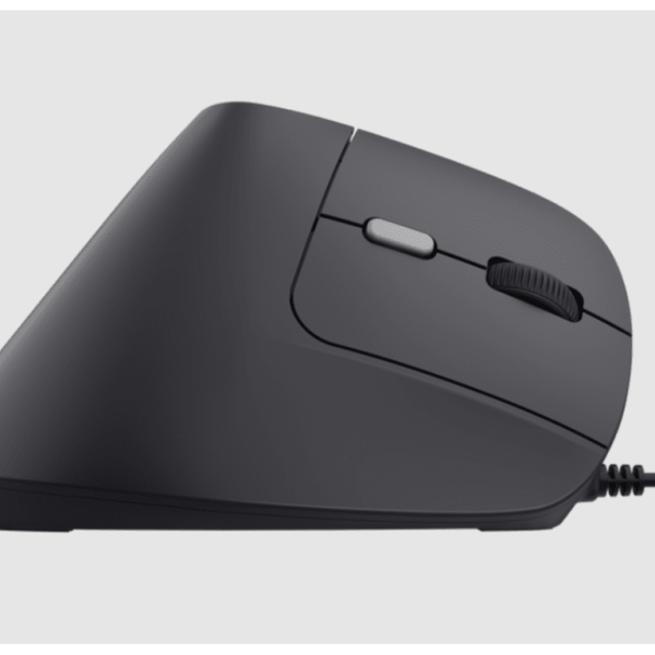 Trust Bayo II ergonomski crni žičani miš sa USB kablom i šest tipki na bijeloj podlozi