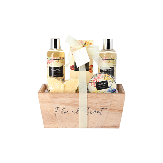 SE Spa set floral scent u elegantnoj kutiji sa gelom za tuširanje, losionom, kupkom za kadu, soli i sapunom