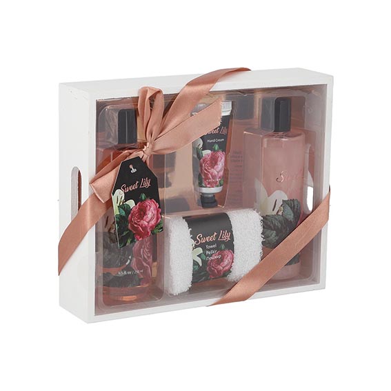 Elegantna drvena kutija SE Spa Set Sweet Lilly sa gelom za tuširanje, kupkom za kadu, kremom za ruke i peškirom