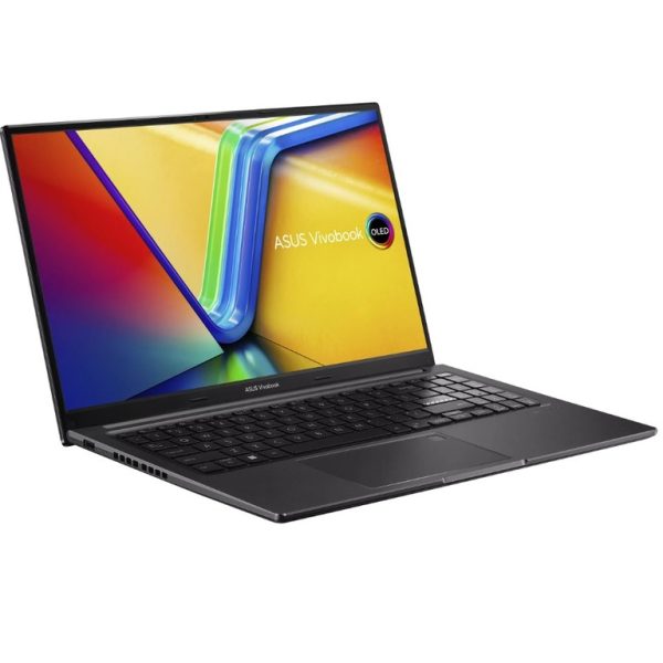 ASUS VivoBook X1505VA-L1681 srebrni laptop sa 15,6 inča OLED ekranom otvoren na stolu