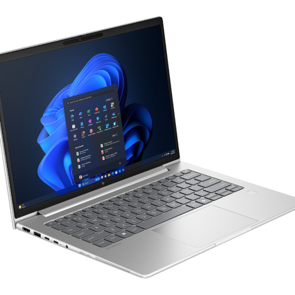 HP EliteBook 640 G11 laptop s otvorenim poklopcem na stolu