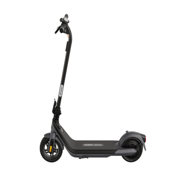 Segway Ninebot E2 Pro električni romobil na bijeloj pozadini