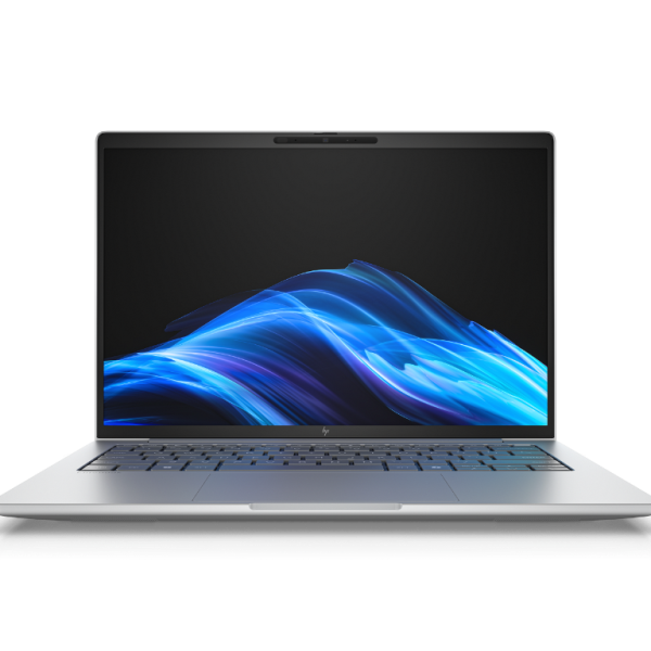 HP EliteBook 8 14 G1i laptop sa otvorenim poklopcem na stolu, FHD ekran i osvijetljena tastatura