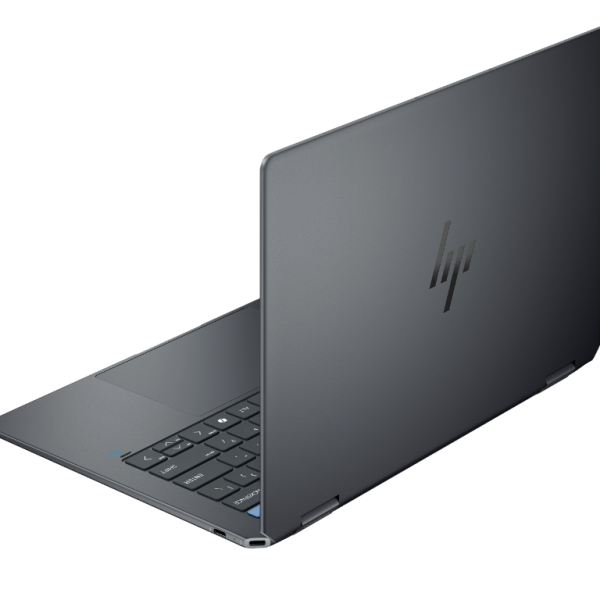 HP OmniBook Ultra Flip 14 OLED laptop sa ekranom osjetljivim na dodir, siva boja, otvoren na stolu
