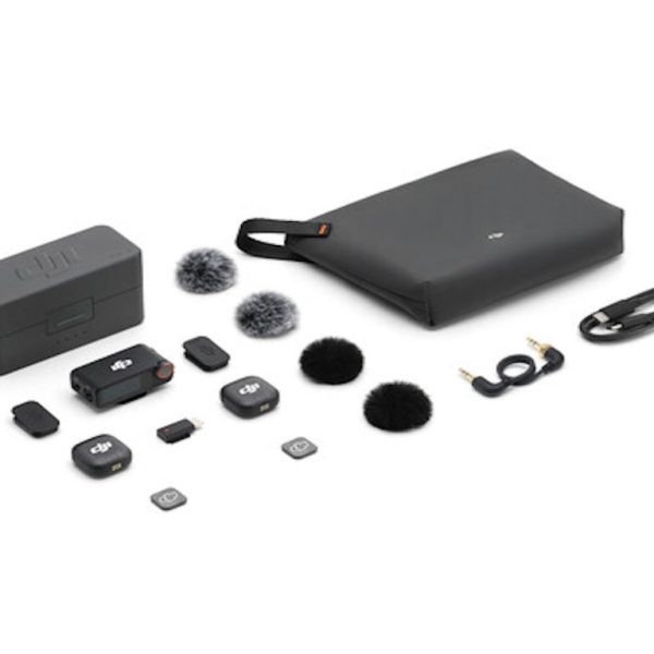 DJI Mic 3 (2TX+1RX+CC) mikrofon sa OLED ekranom i punjačem na bijeloj pozadini