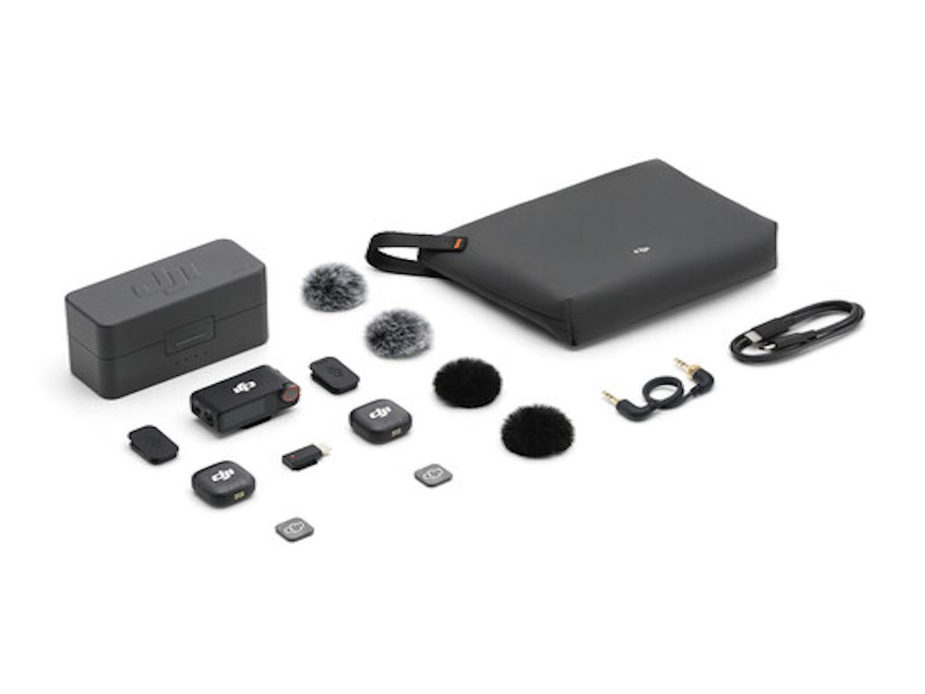DJI Mic 3 (2TX+1RX+CC) mikrofon sa OLED ekranom i punjačem na bijeloj pozadini