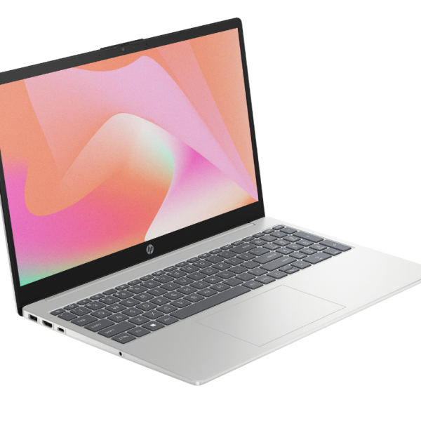 HP 15-fd0148nm laptop srebrne boje sa otvorenim ekranom na radnom stolu