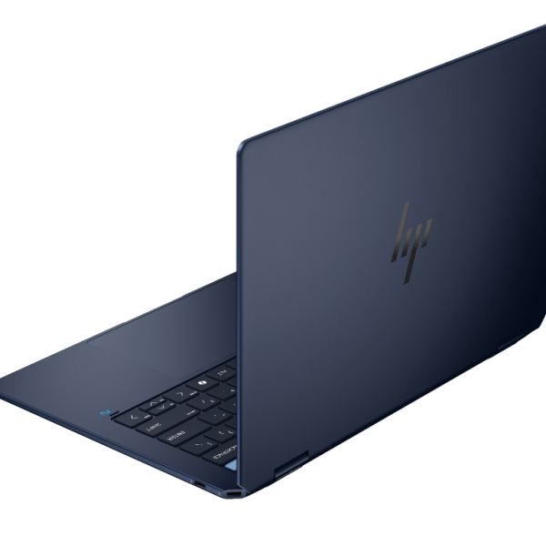 HP OmniBook Ultra Flip 14-fh0014 OLED laptop u plavoj boji sa touch ekranom i HP olovkom na stolu