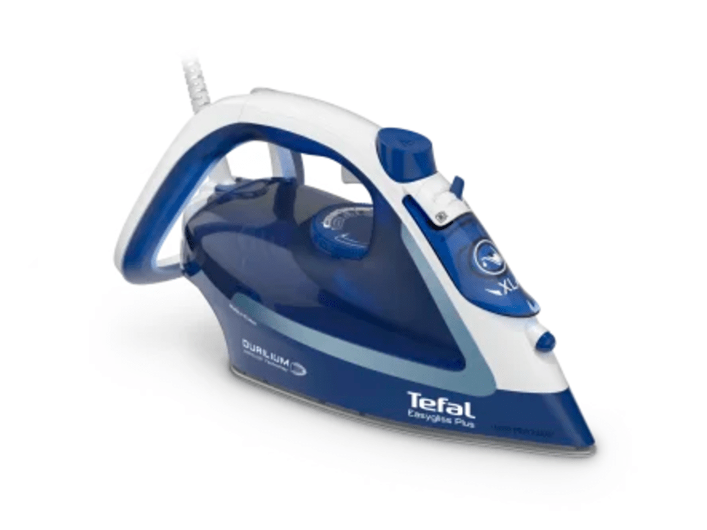 Tefal Easygliss Plus parna pegla FV5770E0 snage 2700W s bijelim i ljubičastim dizajnom na stolu za peglanje