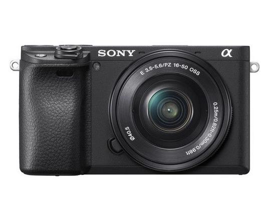 Sony Alpha 6400 kamera sa 16-50 mm objektivom na bijeloj pozadini