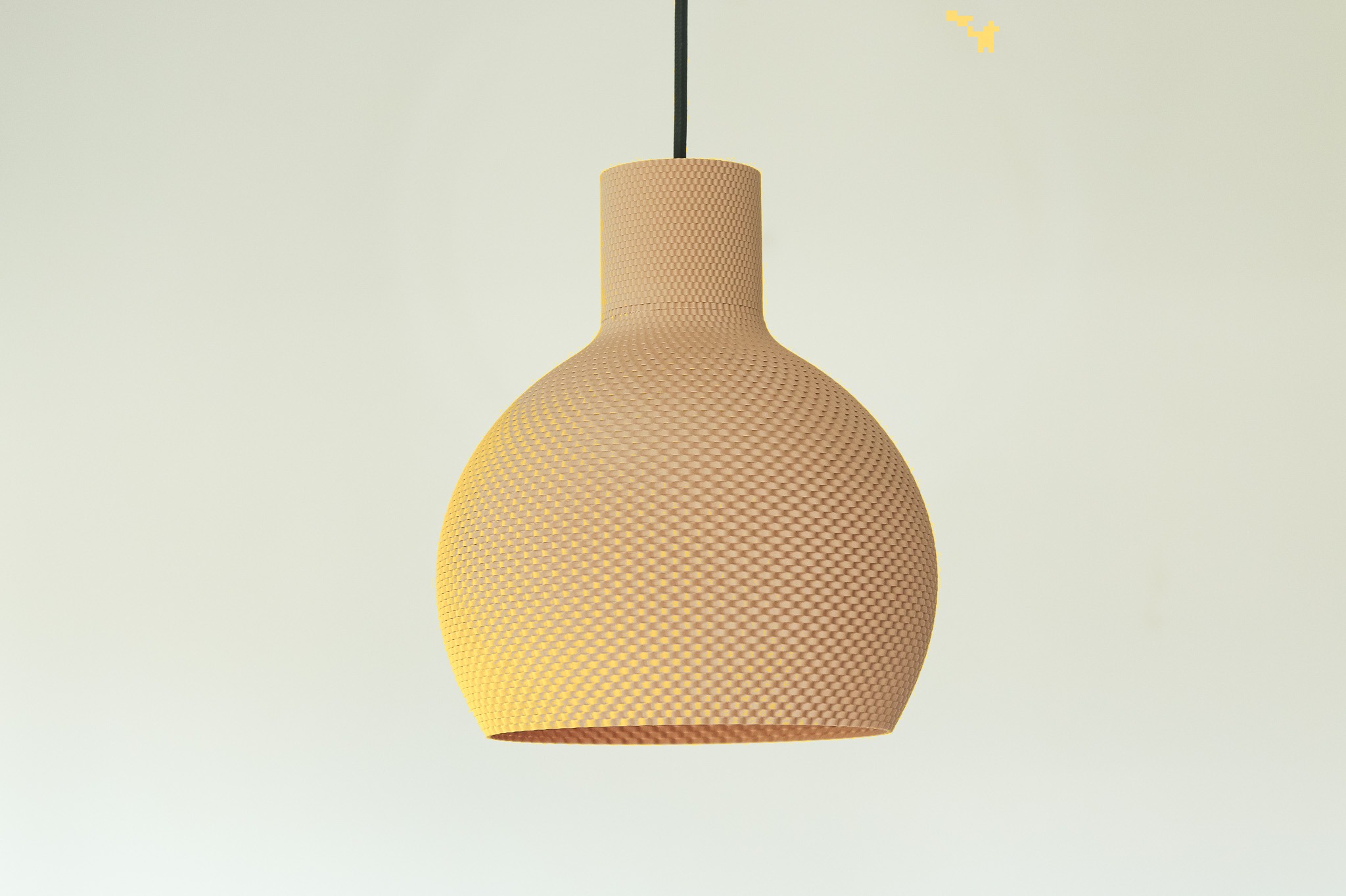 Dizajnerski luster Tkana Elegancija V4 u zlatnoj boji, sa organskim tkanim uzorkom i difuznim svjetlom