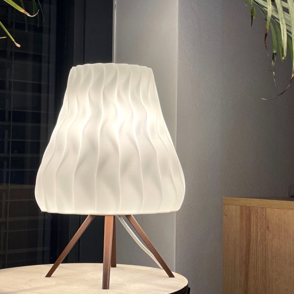 IKEA STRÅLA Wave stolna lampa od PLA materijala s toplim bijelim svjetlom na stolu