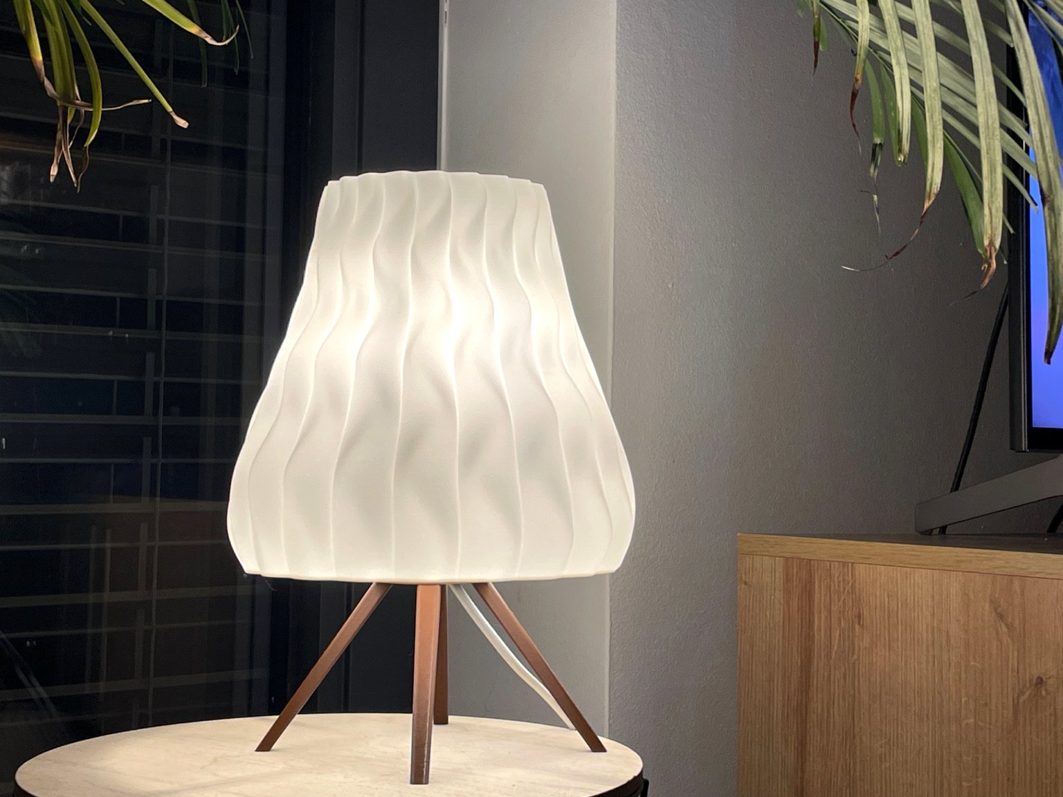 IKEA STRÅLA Wave stolna lampa od PLA materijala s toplim bijelim svjetlom na stolu