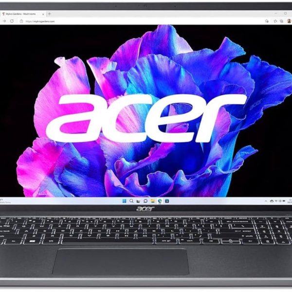 Acer Swift Go 16 OLED laptop srebrno sive boje otvoren na stolu sa pozadinski osvijetljenom tastaturom
