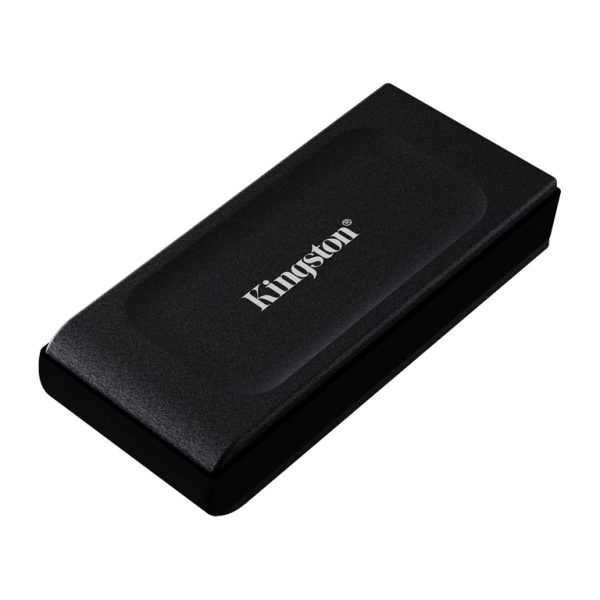 Kingston XS1000 2TB eksterni SSD sa USB-C kablom na sivoj podlozi
