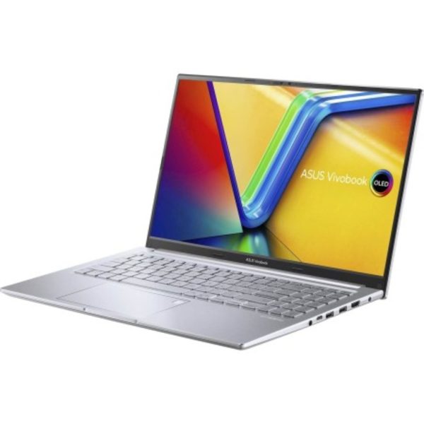 ASUS VivoBook 15 X1505VA-L1797 srebrni laptop sa OLED ekranom otvoren na stolu